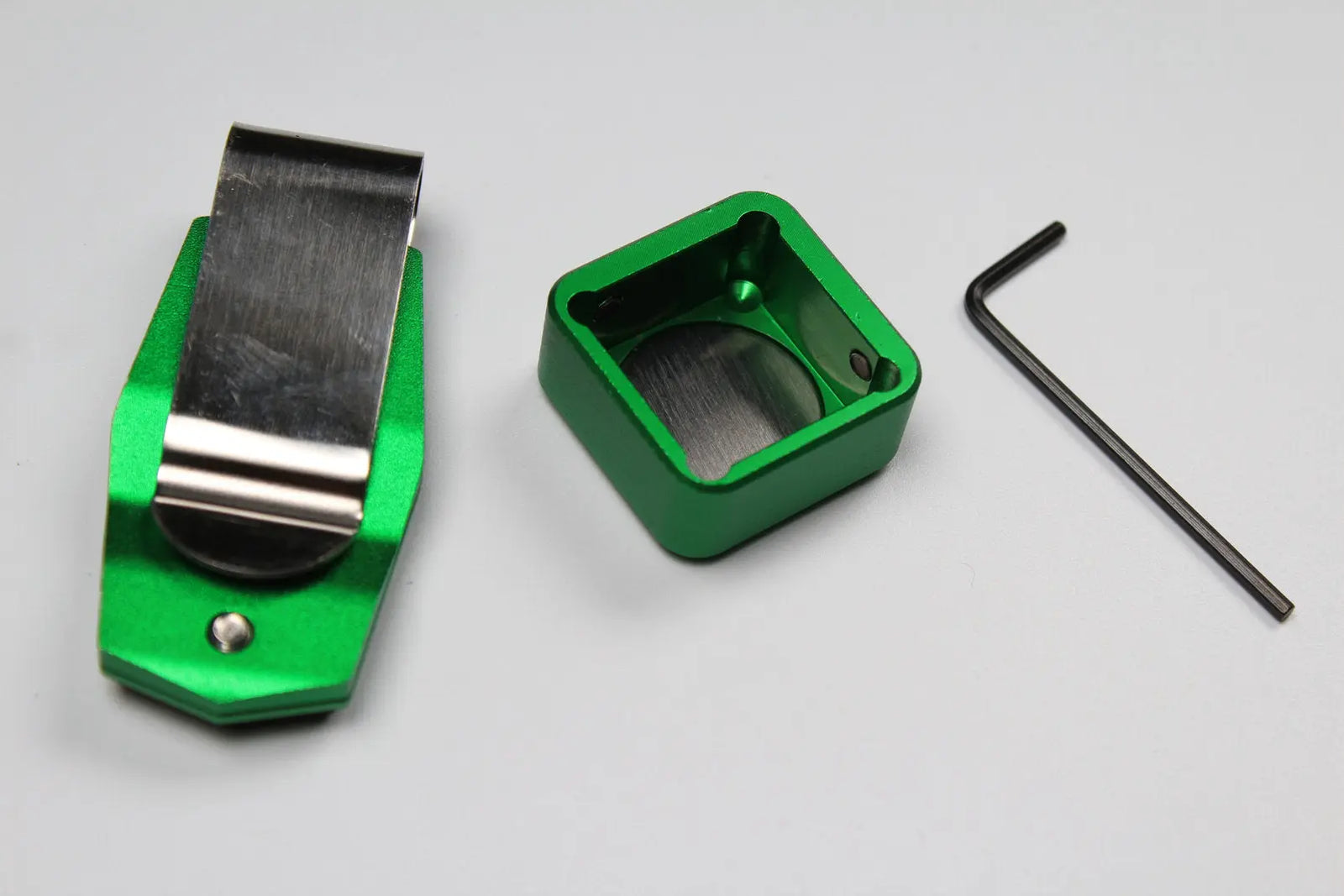 hq aluminium alloy magnetic snooker / pool cue chalk holder with belt clip