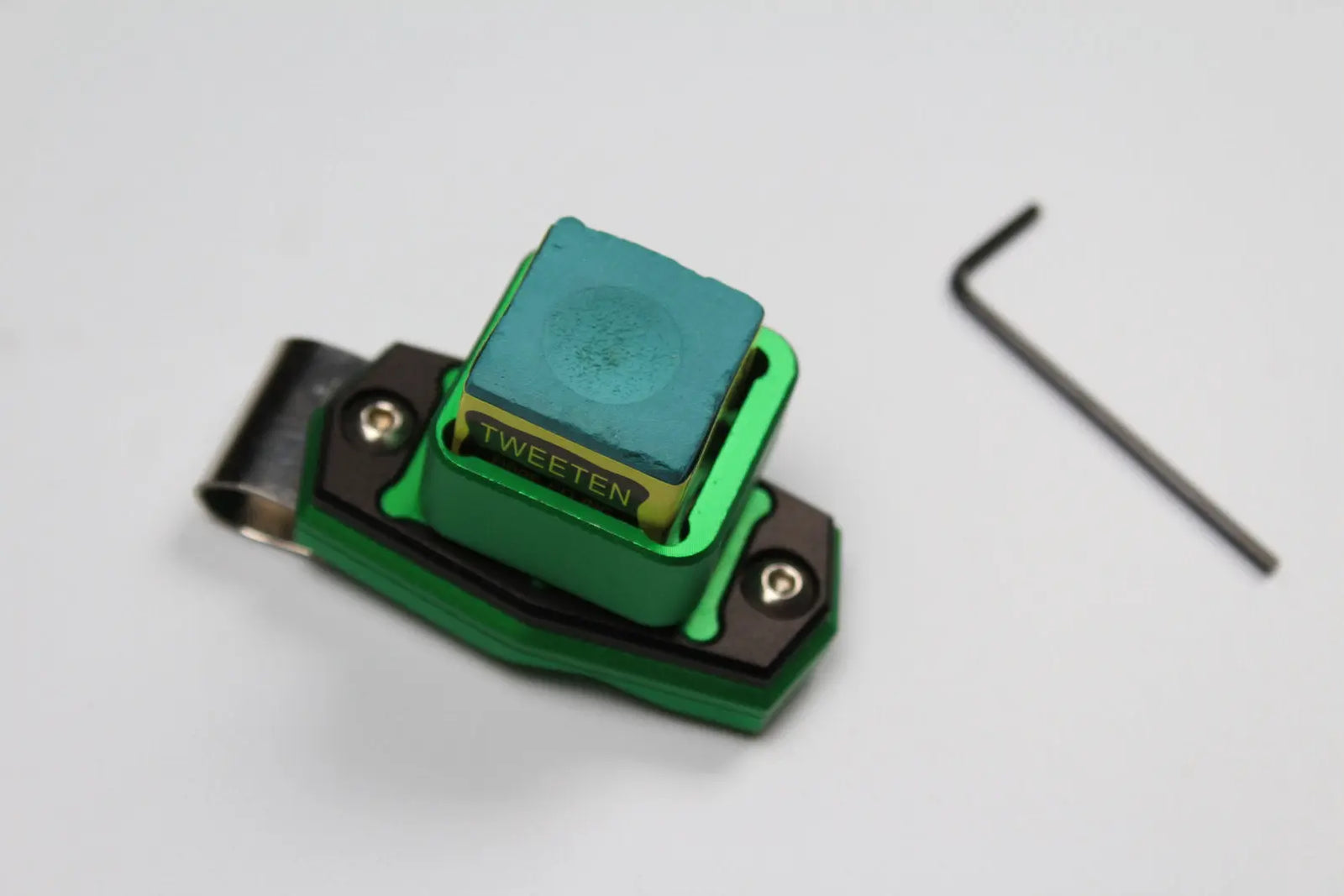 hq aluminium alloy magnetic snooker / pool cue chalk holder with belt clip