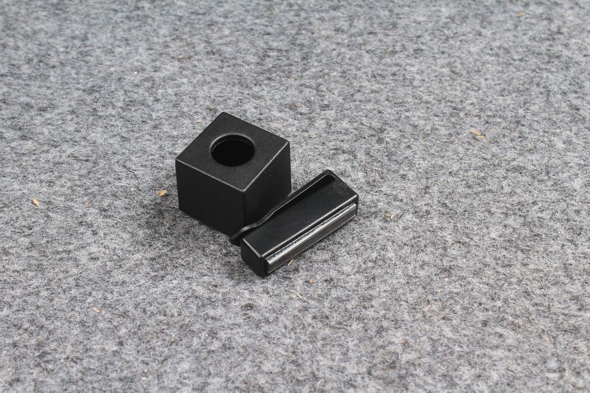 magnetic snooker / pool cue chalk holder with belt clip