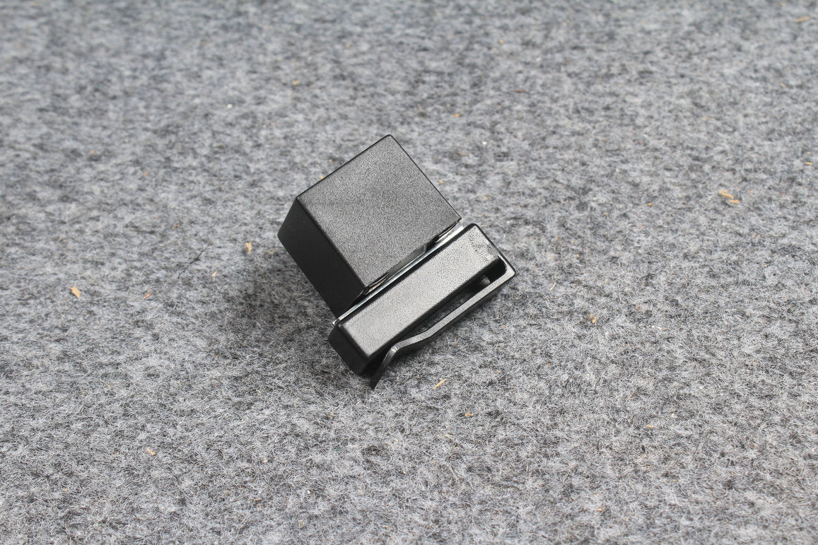 magnetic snooker / pool cue chalk holder with belt clip