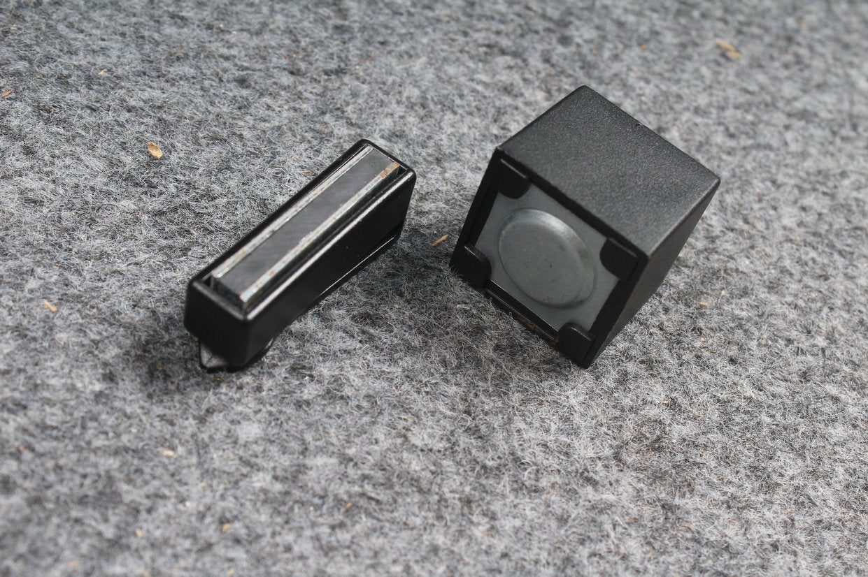 magnetic snooker / pool cue chalk holder with belt clip