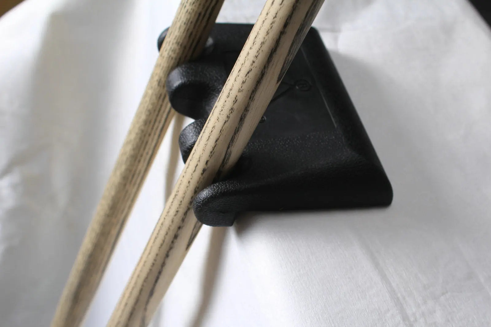 portable pool cue holder/billiard cue rack - holds 3 cues WOODS CUES