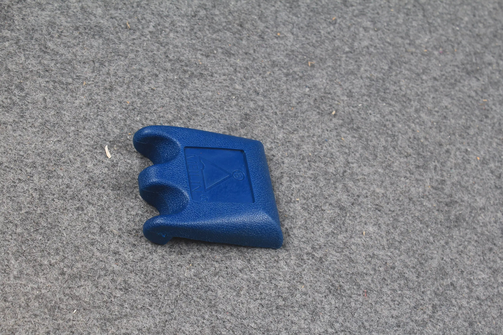 portable pool cue holder/billiard cue rack - holds 2 cues