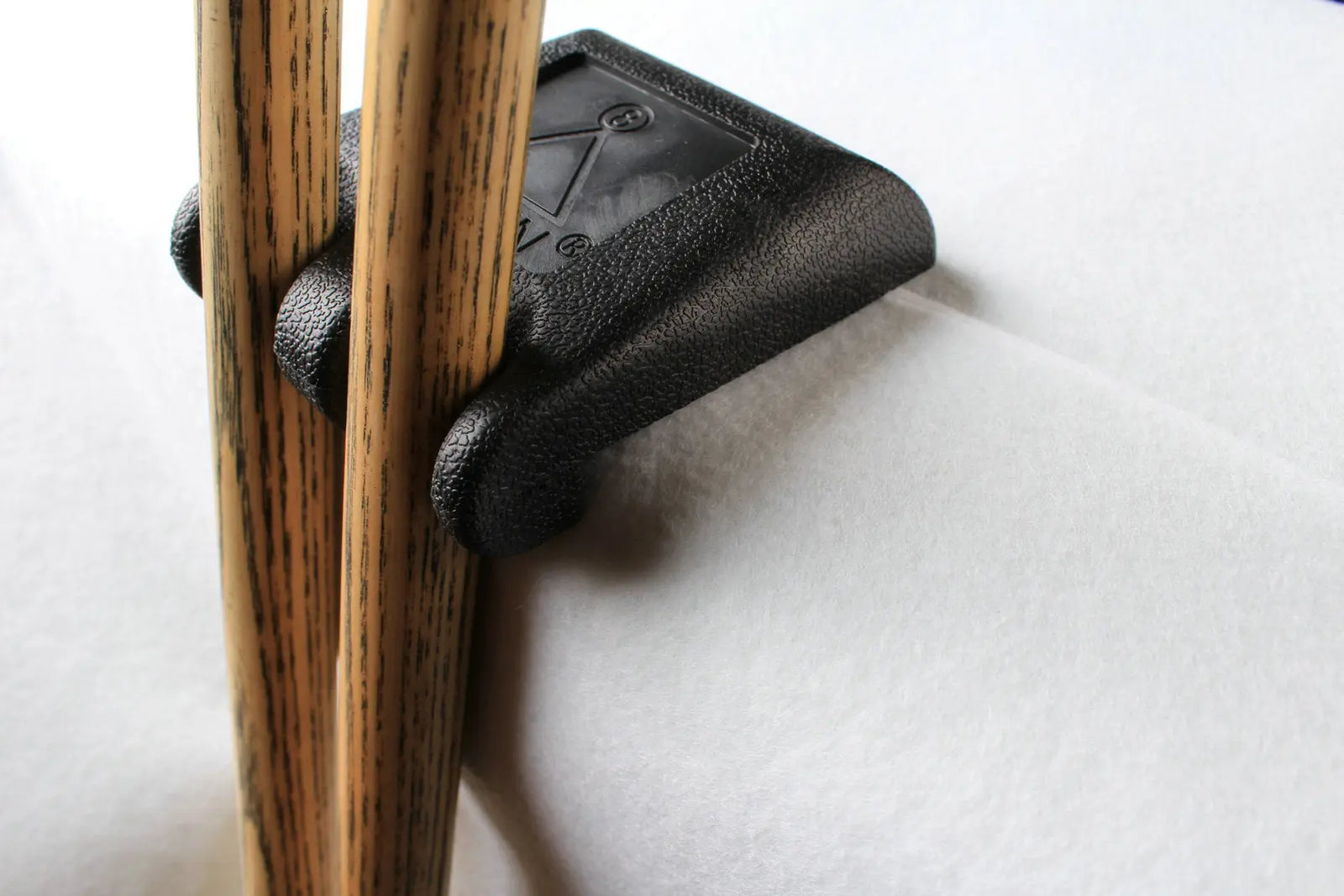 portable pool cue holder/billiard cue rack - holds 2 cues